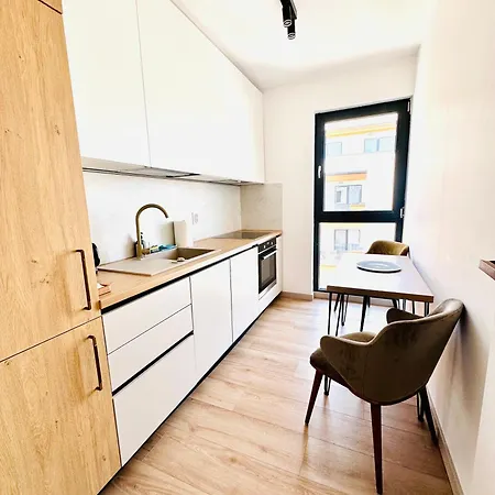Bel Dom East - New With Underground Parking דירה